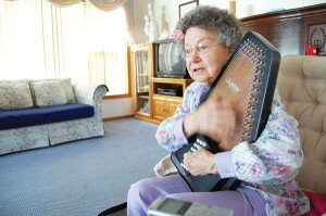 By Christina Corrales-Toy Italene Gaddis, a 90-year-old poet, songwriter and musician, plays her autoharp in her Newcastle home in 2013.